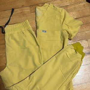 Figs small scrub top and small bottoms set